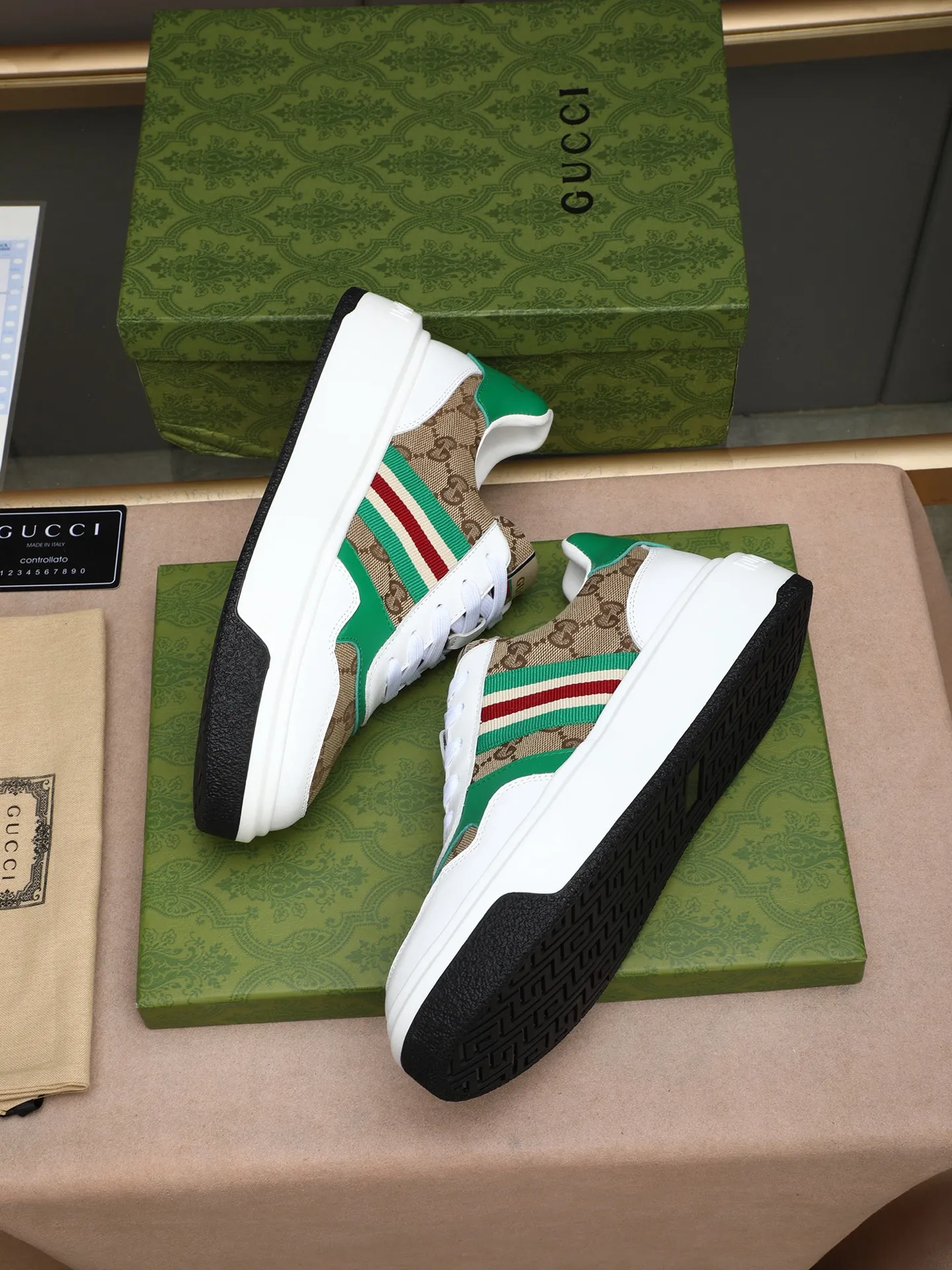 Men's shoes 💰480 New men's shoes GUCCI Fashion trend Made of first-layer calfskin ➕ washed sheep lining! The foot feels super comfortable and the workmanship is impeccable. Foam ultra-light outsole, size: 38-44 (45 customized) 3 colors to choose from!